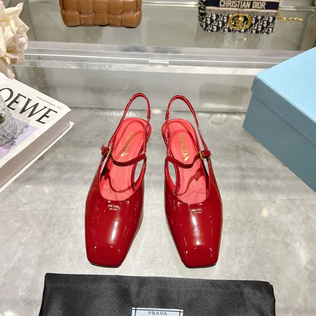 👟👟Ex-factory price 500👟👟 25-year new model launched on the catwalk star's new fashion trend [PRADA] square toe high heel square heel thick heel sandal back empty single shoe. ✨✨The upper is made of imported cow patent leather, the open edge beads and the inner pads are made of imported sheepskin, and the Italian injection molded leather outsole. ⚠️3 heel heights: flat, 5.5cm, 8.3cm. 🐎size: 35-40 (41 can be customized, non-refundable)